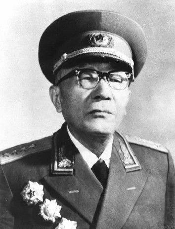 1981年，有人想动手否定毛主席，胡乔木提出不再称“毛主席”，改叫“毛泽东”，但