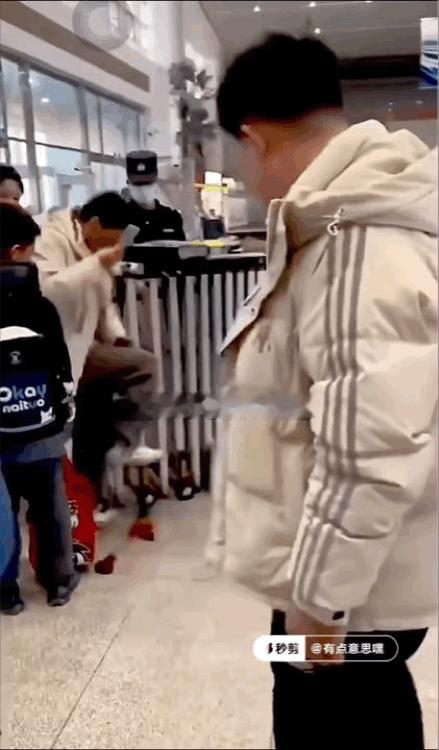 看到这个画面，极度的无力感某火车站安检口，一位父亲愤怒的将儿童塑料玩具枪摔在