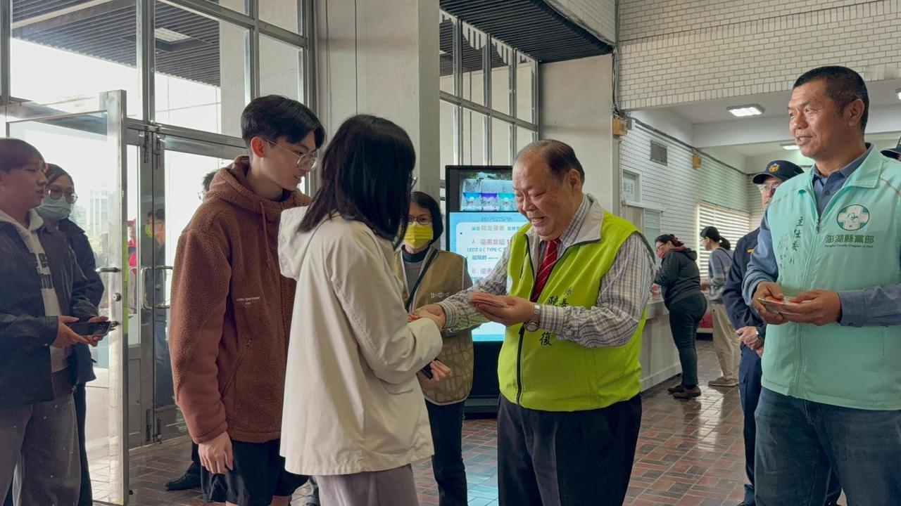 民进党澎湖县长陈光复重摔昏迷！身边多名局处首长：事发突然没人扶他澎湖县长陈光复