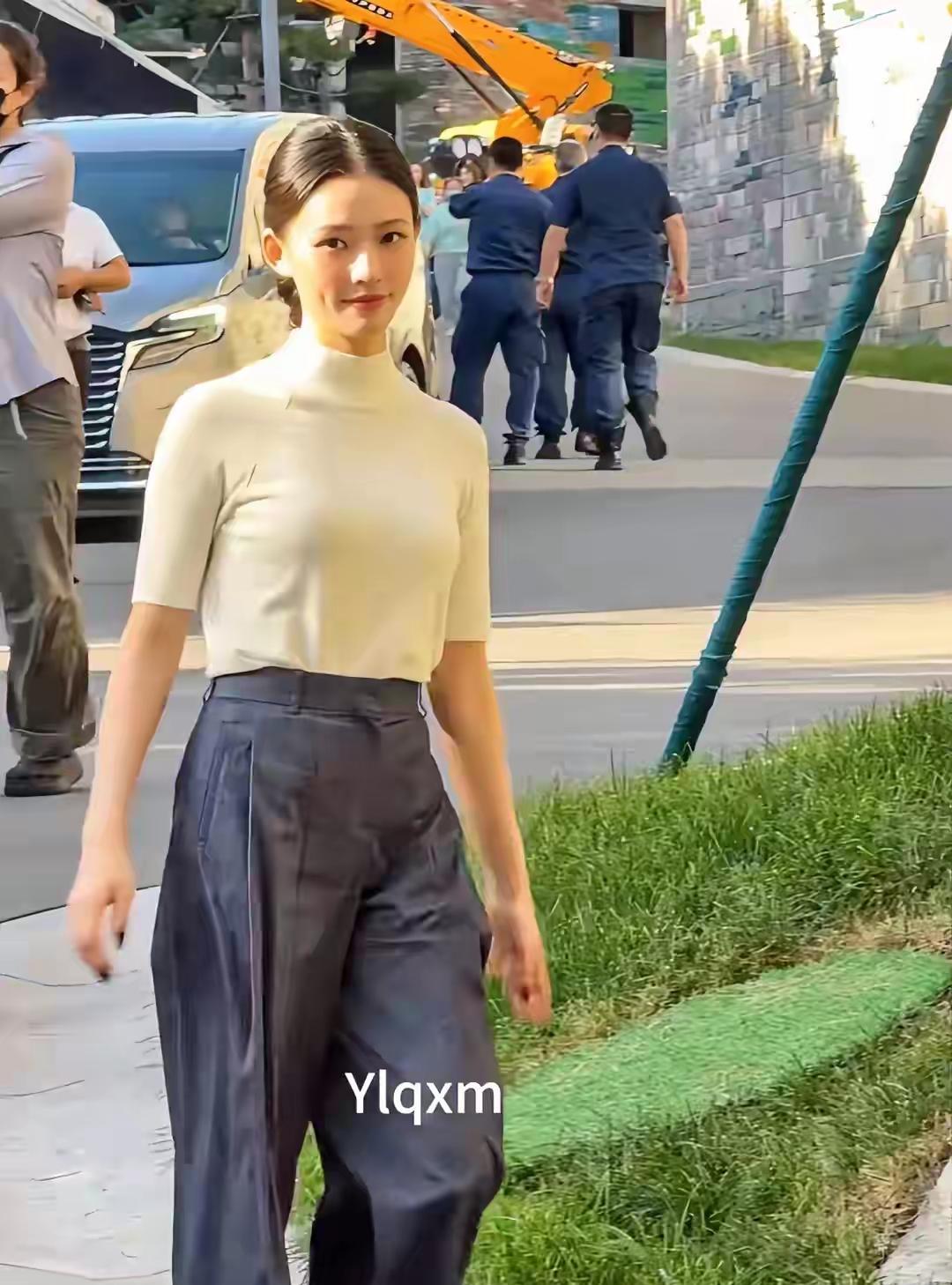 明眼人都能看得出来林允这身材根本不是成熟了也不是她发胖了，而是她身上散发的妈