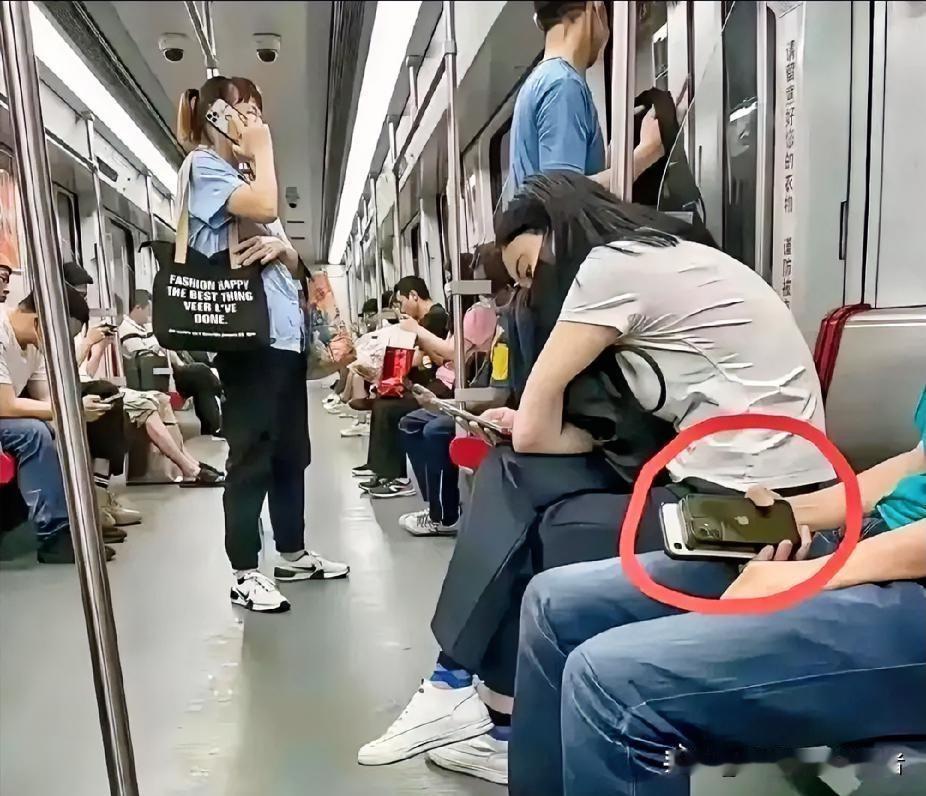 今天在地铁上看到一件奇怪的事情。一个年轻小伙子，也就20多岁的年纪，穿的清清爽爽