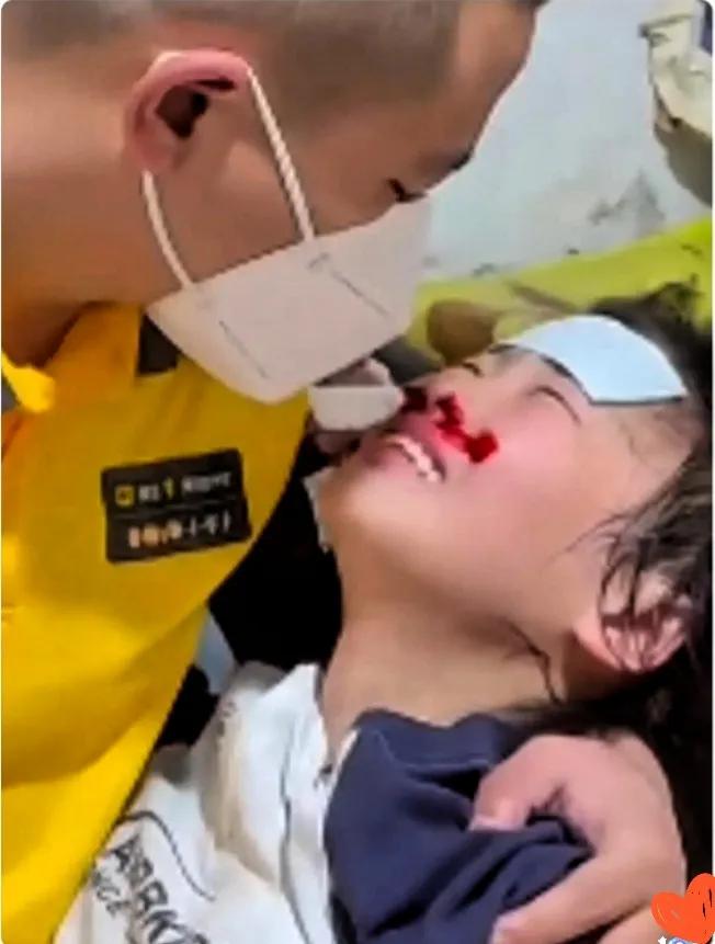 爸爸的爱，永远都是无私的，得了白血病的小女孩儿，她只想要一条新裙子好好拍照，爸爸