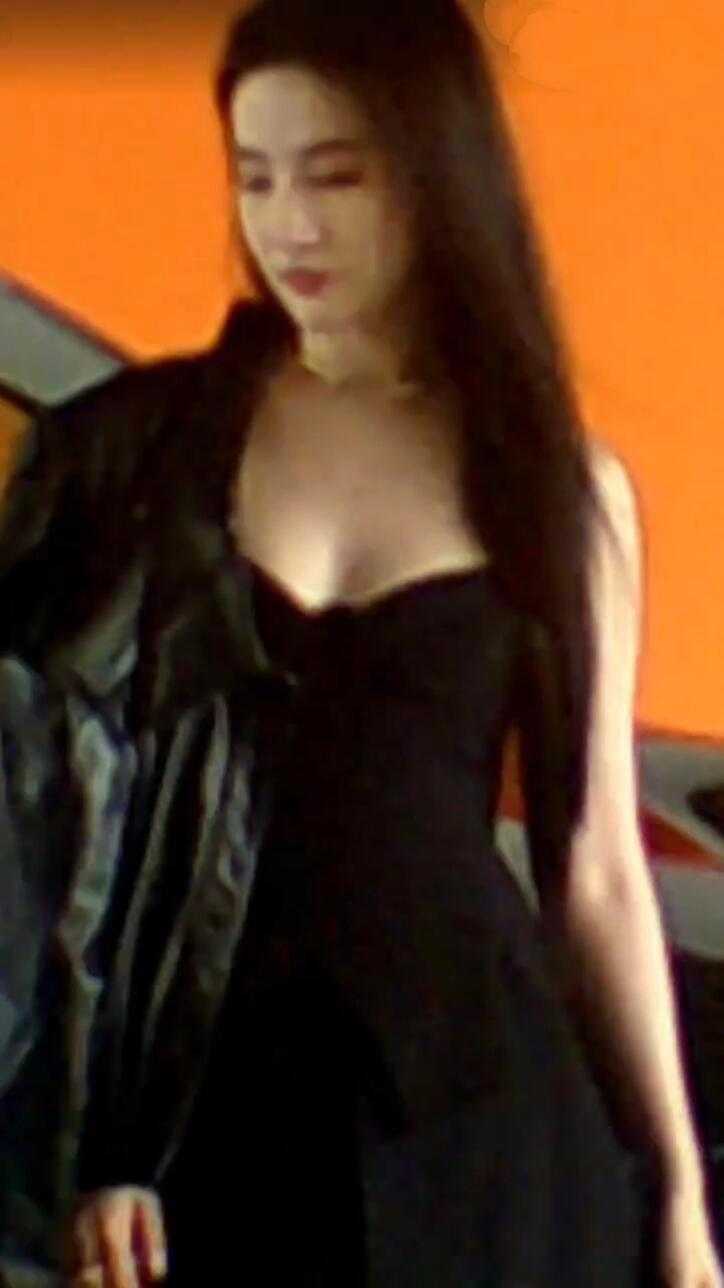 刘亦菲你那天怎么不脱外套😍拿我们当外人吗？​​​