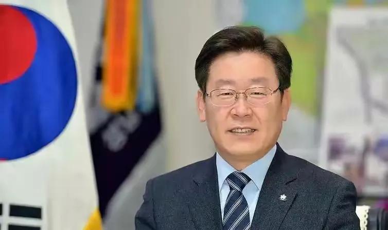 韩国总统李在明这时候对尹锡悦的调查案件仍然保持高压的状态，并没有手软过。这时候，