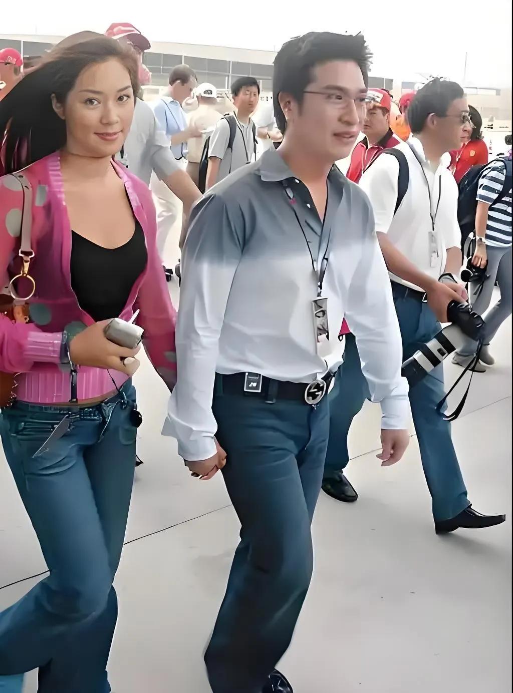 港岛网友说李家诚跟某女艺人压根就没关系。李家诚接受采访时也直说：不认识这个女的[