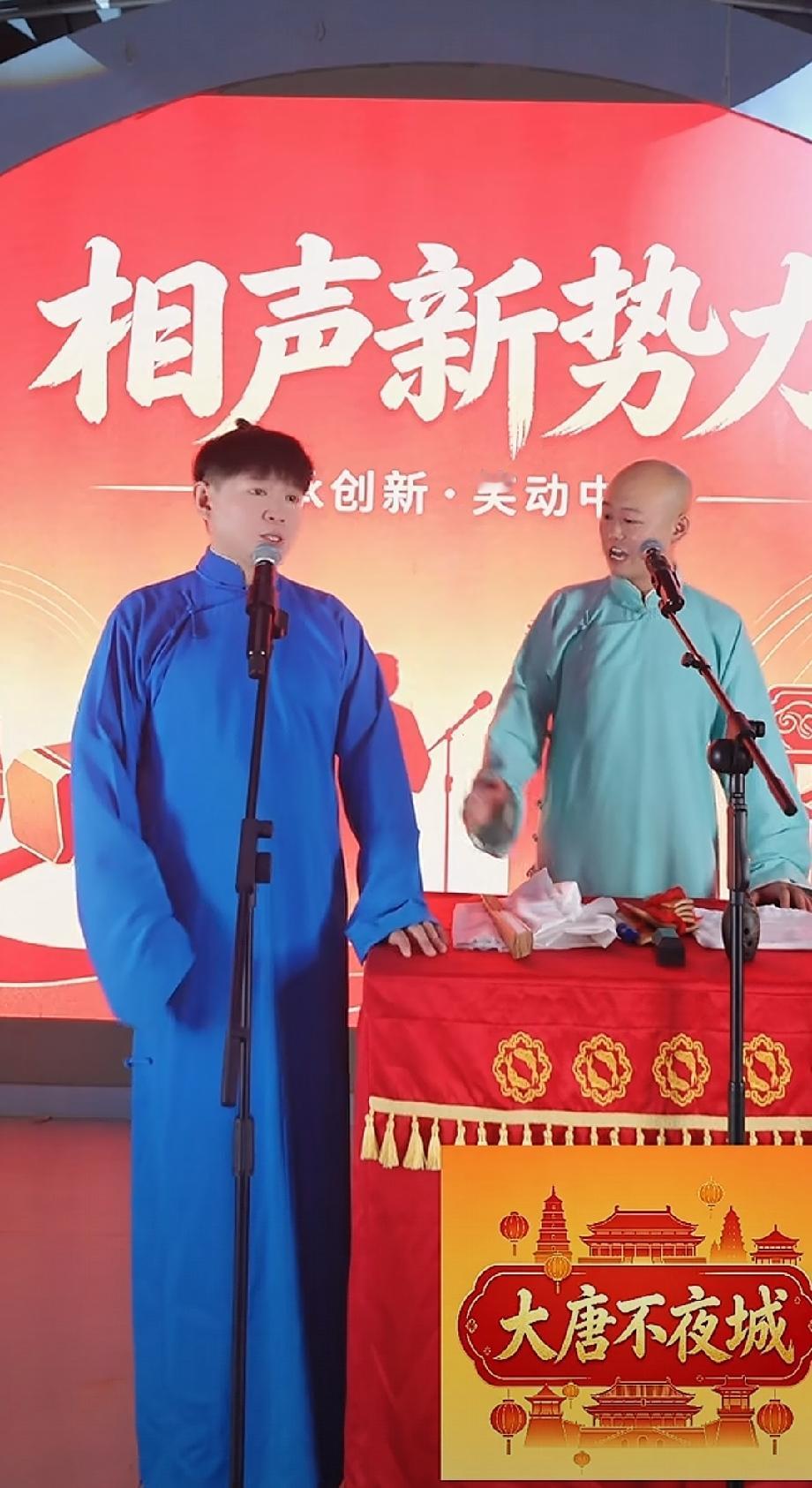 相声新势力—卢鑫在西安大唐不夜城搞户外直播了。他的相声很新颖，卢鑫本人也是一