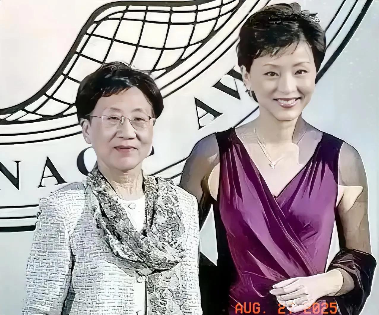 杨澜与母亲张晓梅的亲情合影，从照片中可以看到张晓梅女士，是一位气质优雅学识渊博的