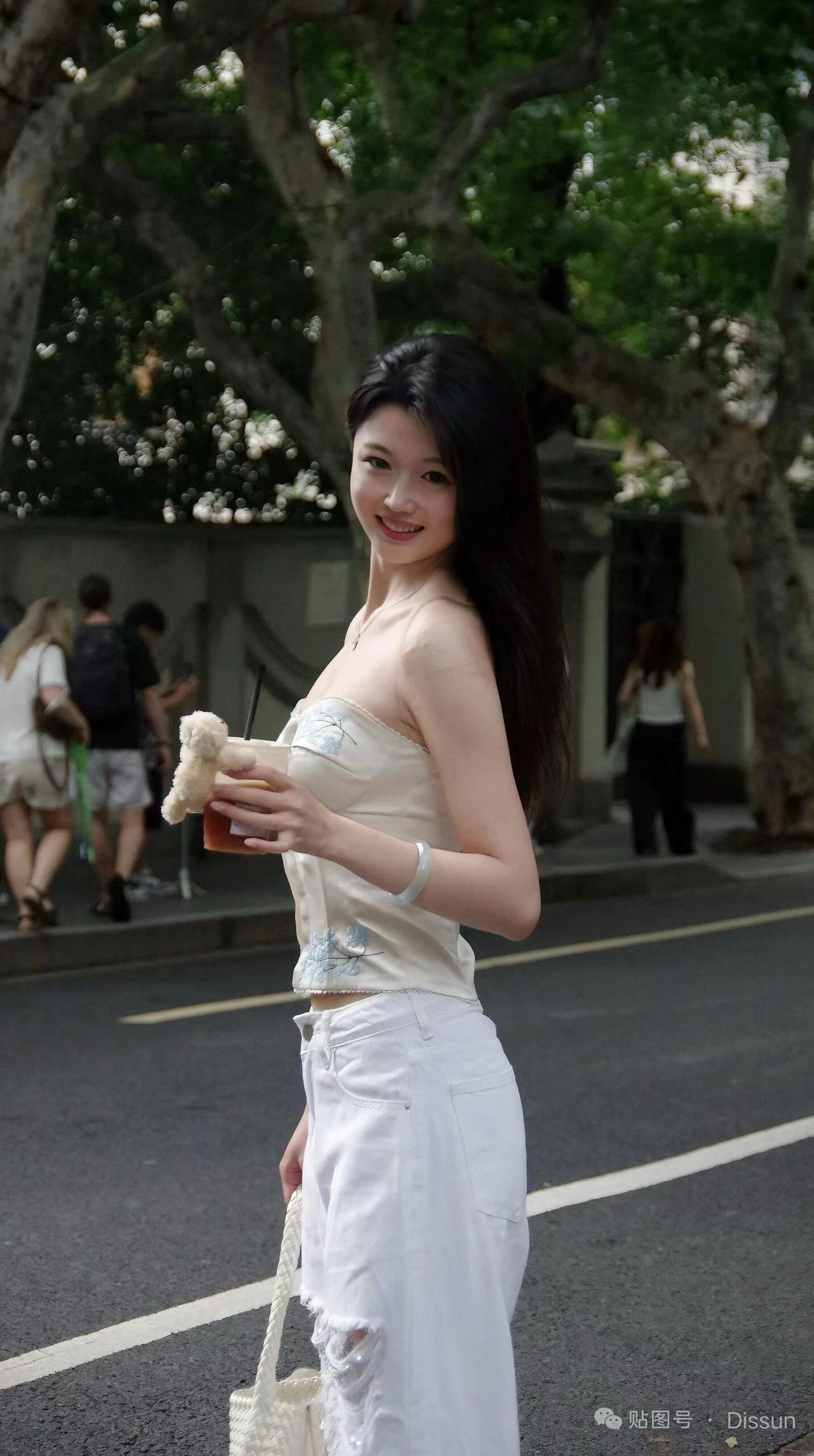 夏日街拍，清新甜美，白色穿搭，树荫下的小确幸
