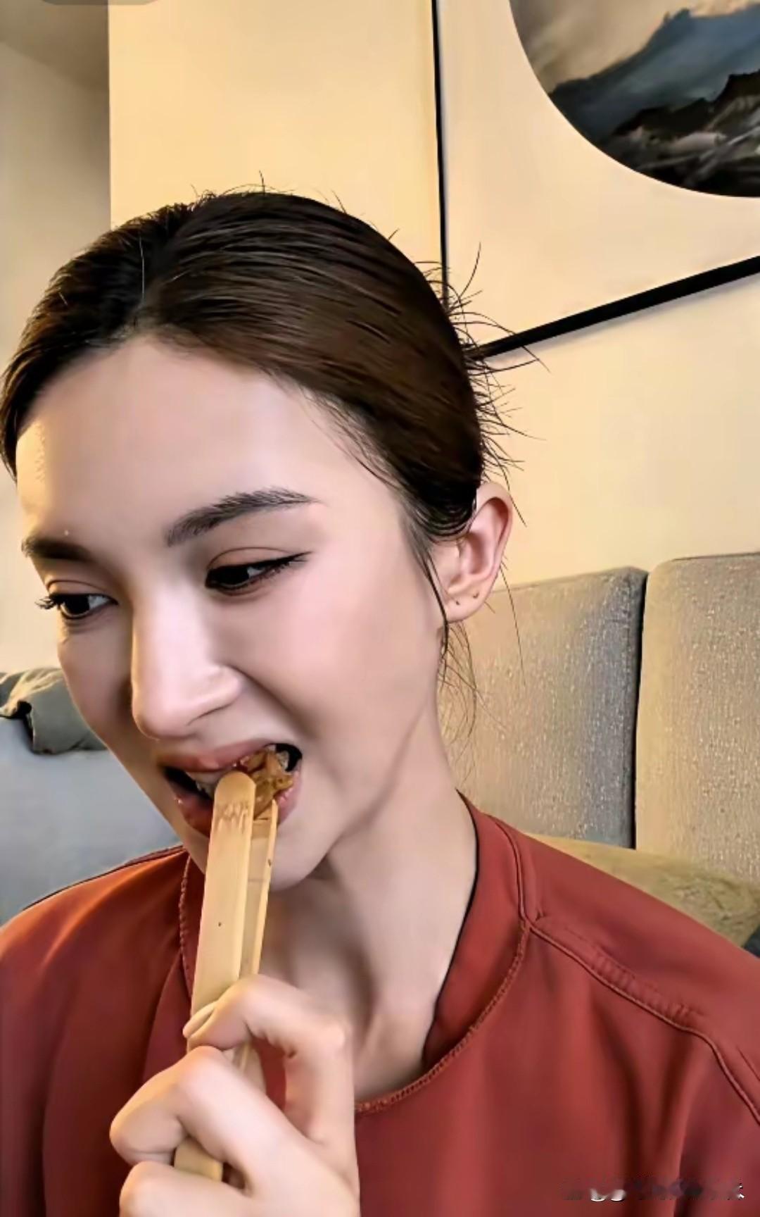 金晨真是太不注意形象啦，吃酸果这表情真是看的人直流口水，金晨也是改变了自己的妆容