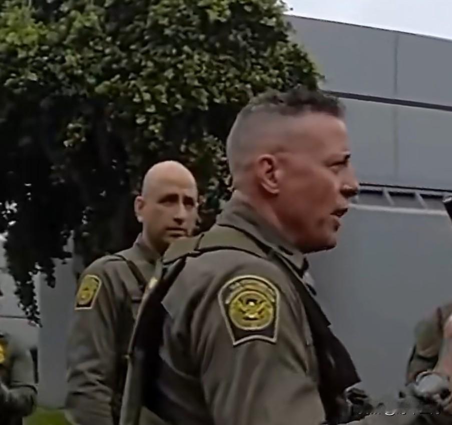 一段流传的视频显示，已经被撤职的美国边境巡逻队指挥官格雷戈里·博维诺，去年6月面