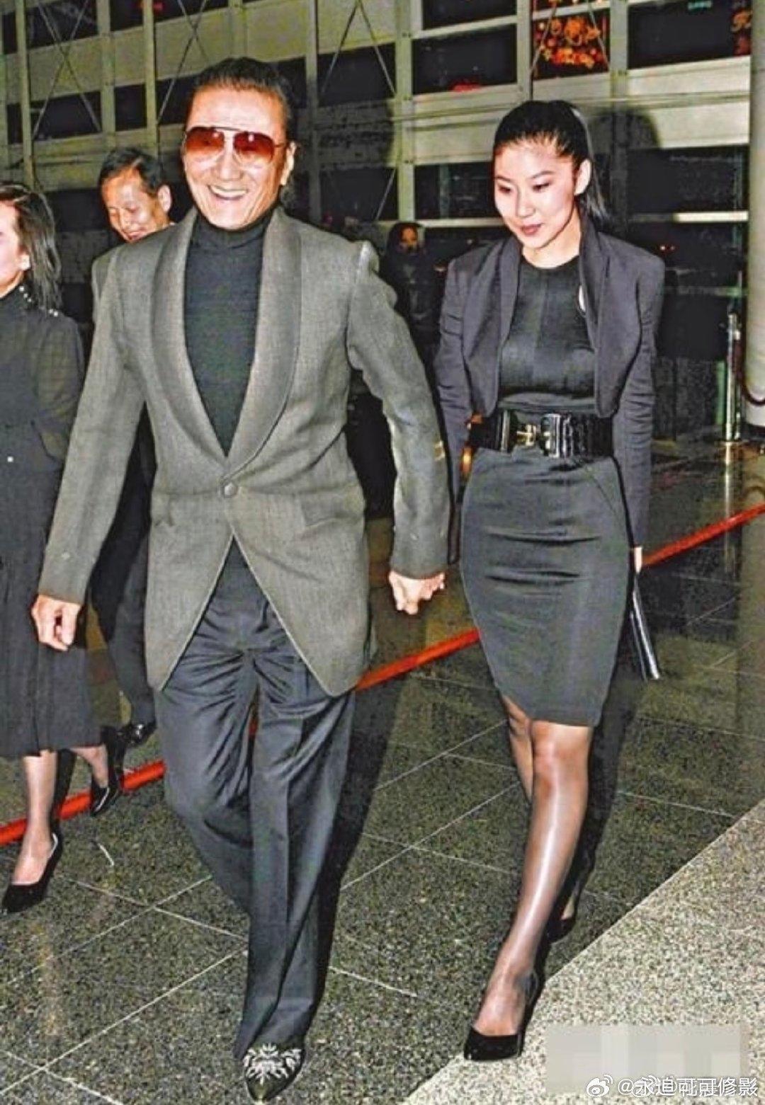 “我刚认识谢贤的时候，他已经67了，但一点不显老，看起来就像40多。”谢贤前女