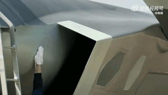 歼20飞回来，地勤用抹布随便擦两下……保养就算完成了……维护太省事了哪像F22