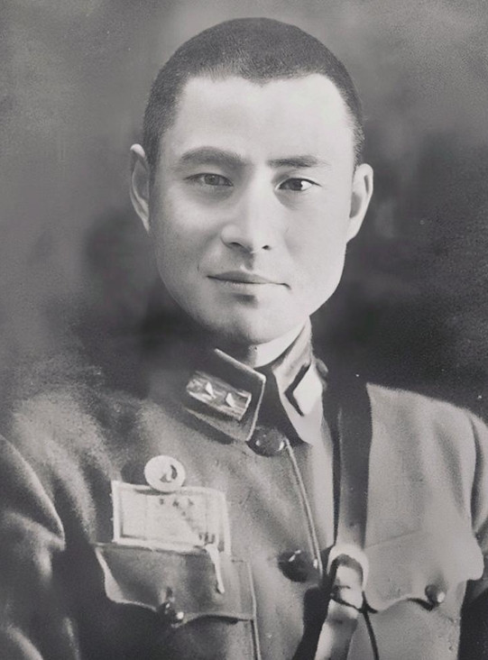 1943年，黄维见军粮发霉还掺着砂石，给何应钦的办公室寄去了一袋，何应钦大怒，派