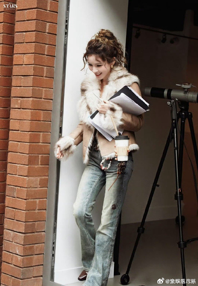 张予曦妈咪变学姐合伙人从温柔温婉的妈咪氛围，一秒切换成清爽灵动的学姐模样，张予曦