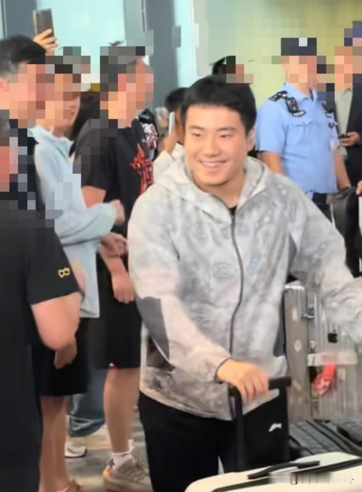 我表妹今天在偶遇了梁靖崑她说了一句大实话私底下的梁靖崑跟球场上的他完全不一样