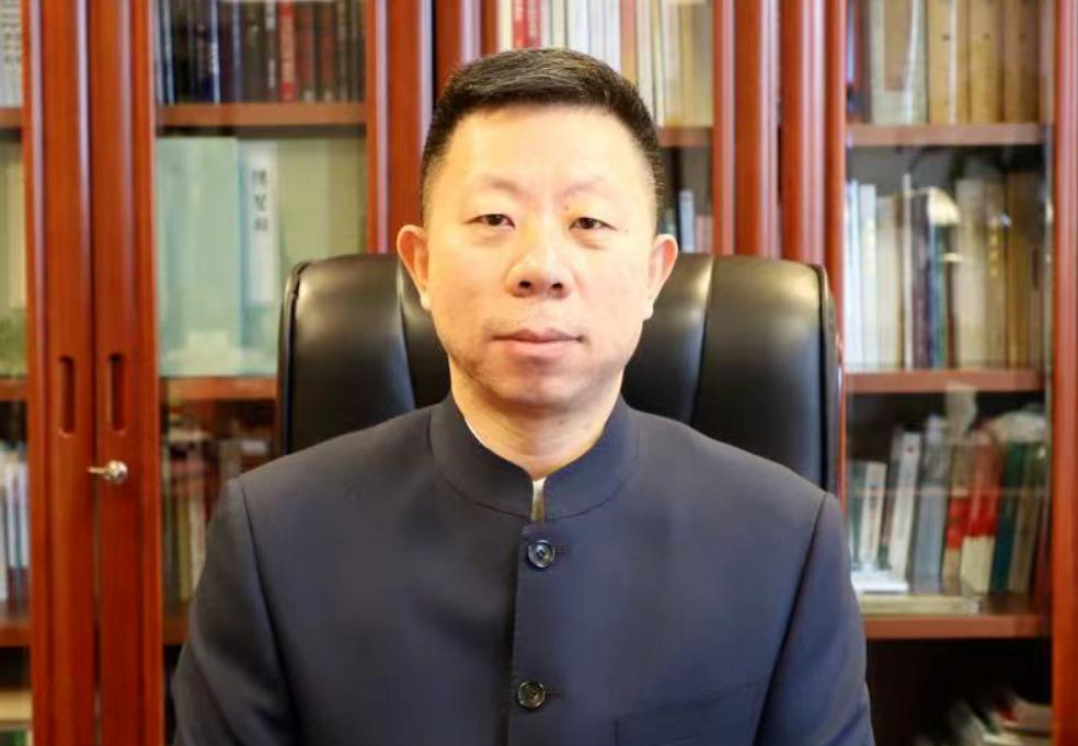 驻菲律宾大使井泉接受菲律宾记者采访，他介绍说，是中国海警发现菲律宾水兵“修建了阻