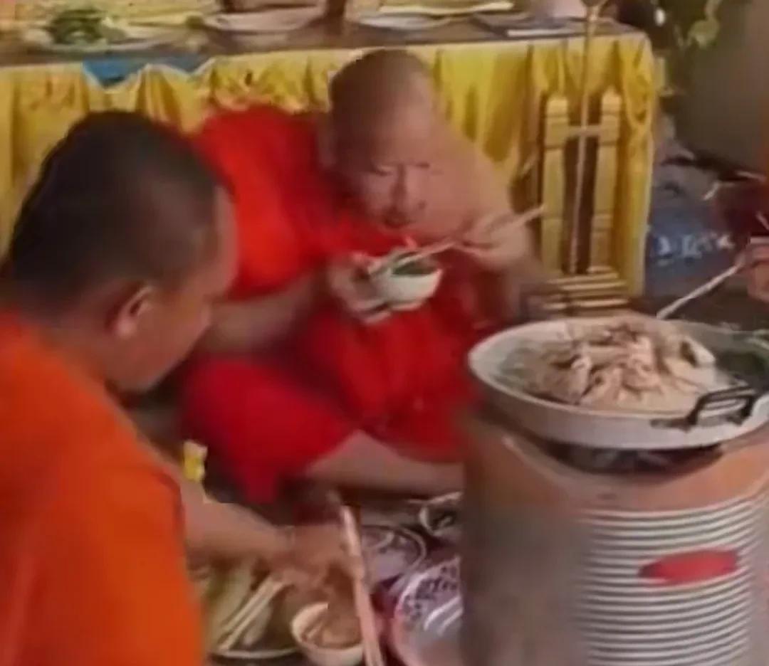 这些和尚的伙食真不赖酒肉穿肠过，佛祖心中留。这些大和尚们正在努力践行，大口吃肉