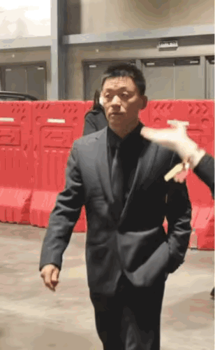 第一次感觉王宝强不土了手插兜走路的架势足以说明他已经在导演圈有地位了，成功人士气