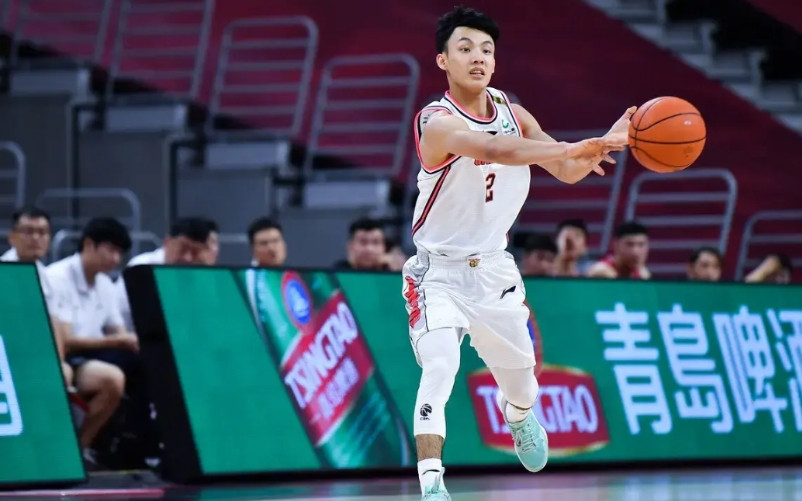 看到中国男篮这个样子，虽然很多球迷，都想徐杰上去打，去拯救中国男篮，但恕我直言，