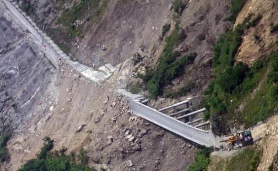 2008年汶川大地震时，15名空降兵从5000米的高空盲跳，下降中的李振波发现自