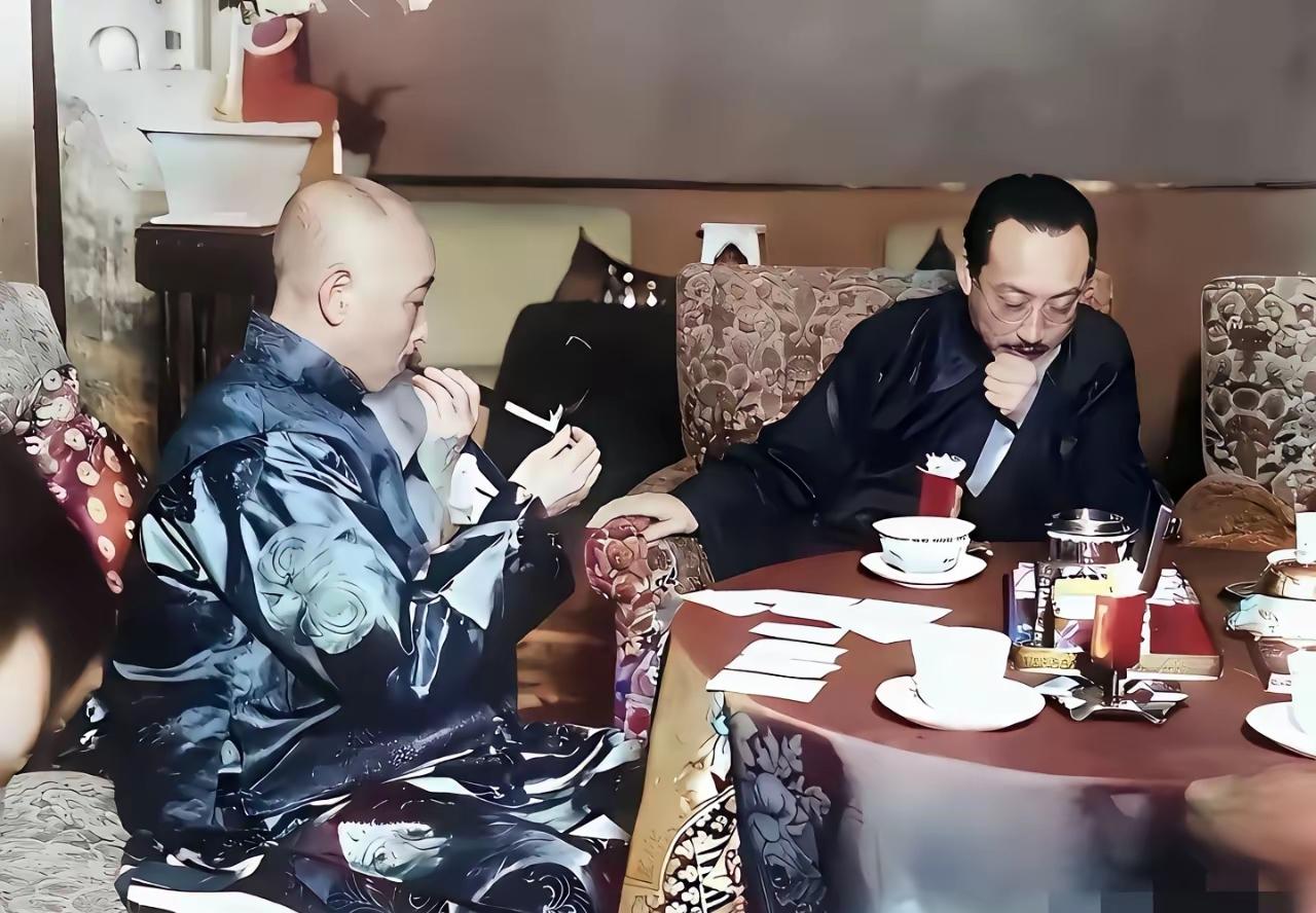 1928年，东北王张作霖接待一个日本人时的场景，看看人家家里的布置和餐具，就算放