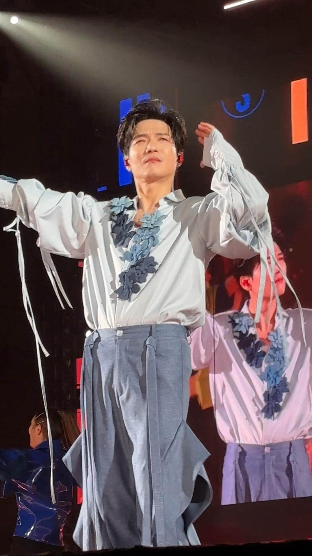 陈楚生伟大的ending曲陈楚生原来我一直不孤单昨晚被陈楚生狠狠戳中泪点，最后一