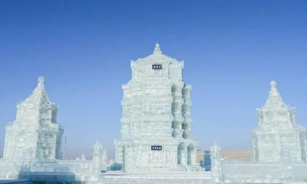 沈阳想学哈尔滨搞大冰雕，结果冬天零下七八度就喊冷，冰才结十厘米，太阳一晒直接变“