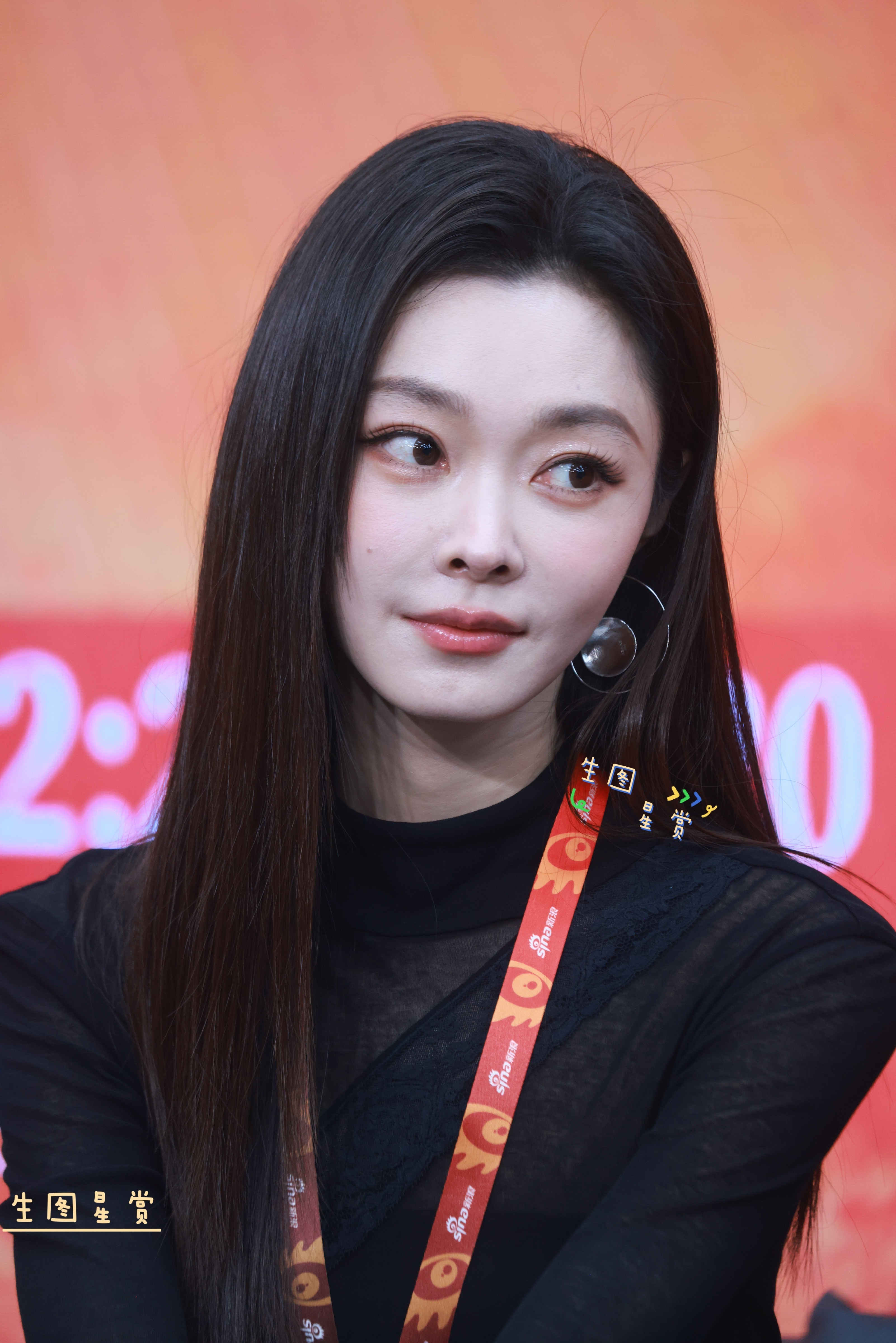 宋轶与晋长安新浪扫楼黑长直的铁子直接拿捏住了我全黑look，好强的姐