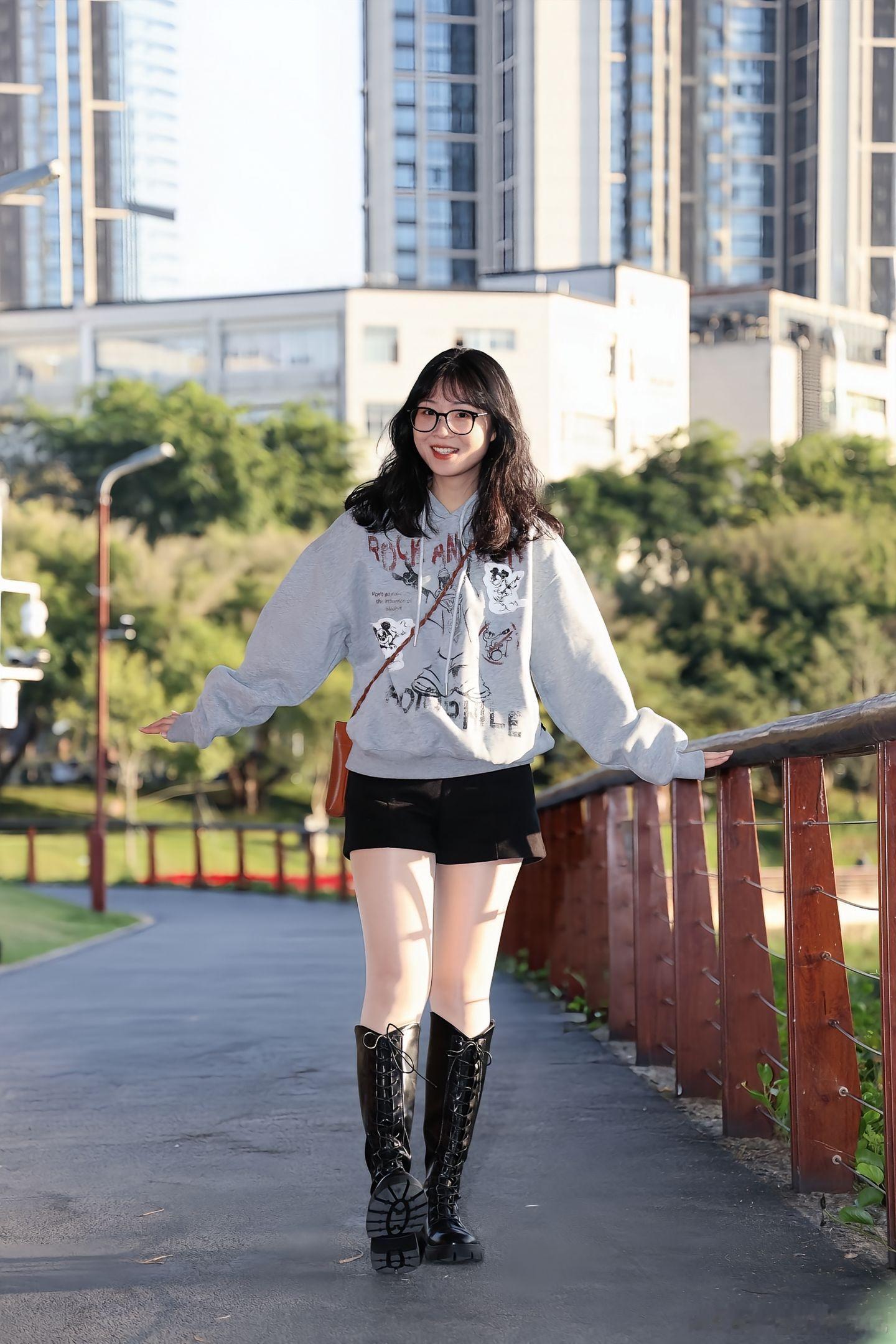 今天穿什么卫衣配马丁靴美女绘梦长廊