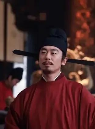 不说演技，朱亚文演赵匡胤，外形上不是很合适。赵匡胤是武将出身，死人堆里爬出来的英