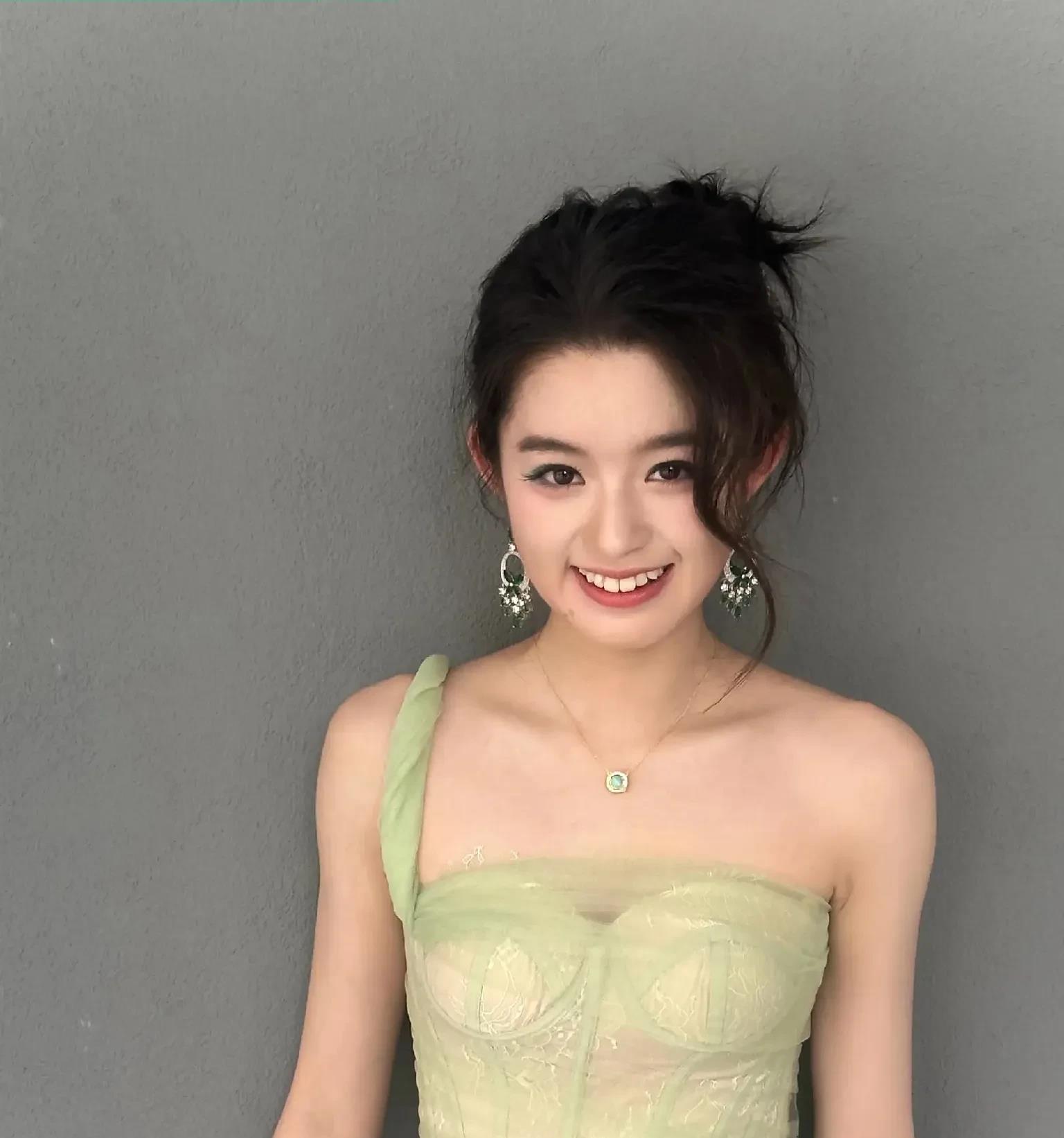 黄杨钿甜“天价耳环”反转了！被网友们吹价值百万的耳环，经过鉴定其实是300块钱的