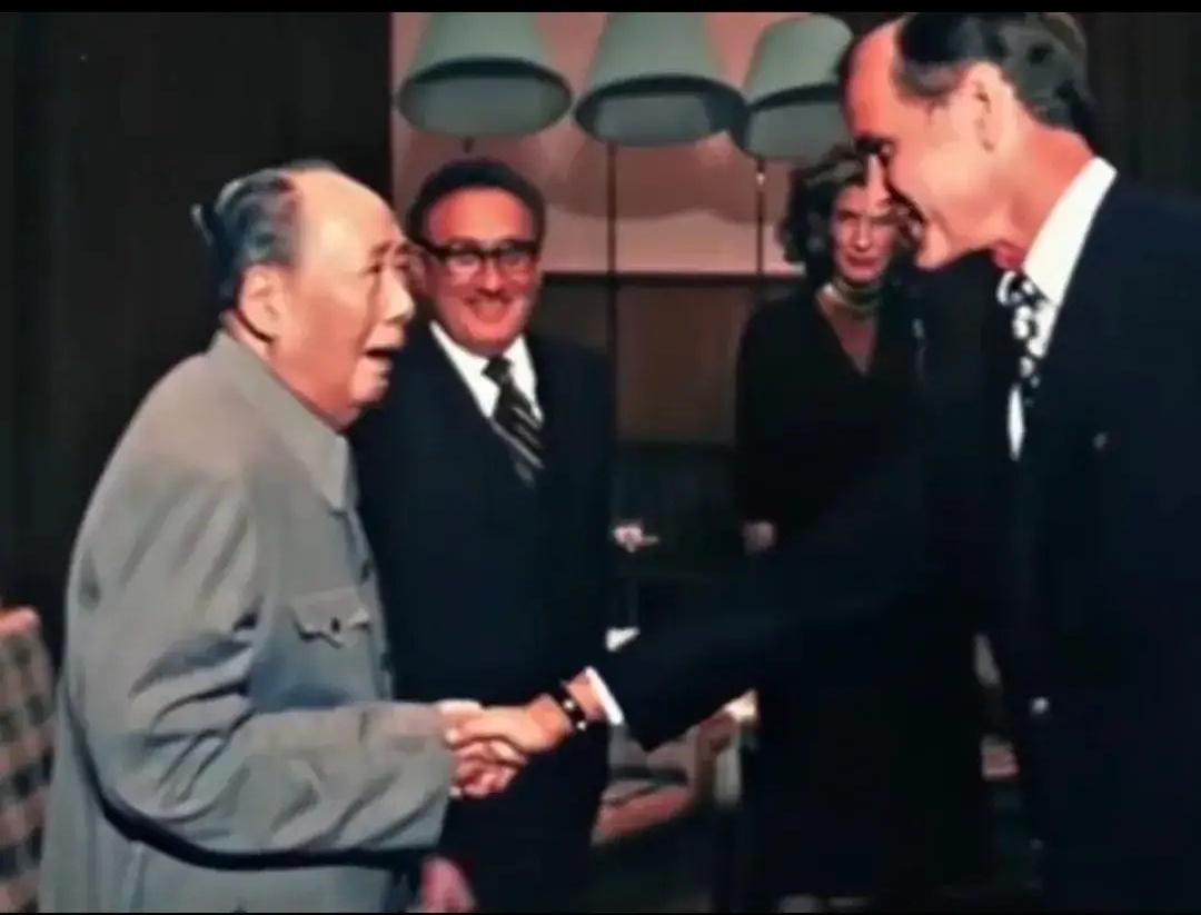 80岁的毛主席看不清老布什的脸，把他拉到眼前说：这个年轻人能当总统。1975