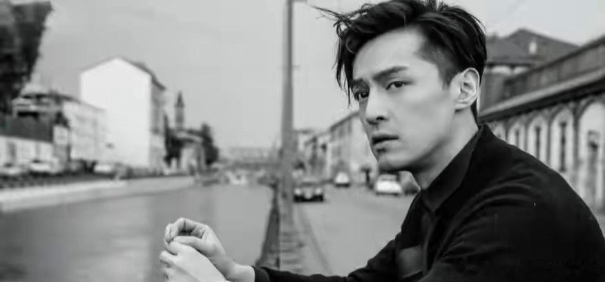 1.皮裤哥心思精明、十分会算计，历任前任几乎没人从他身上占到半点便宜。2.胡