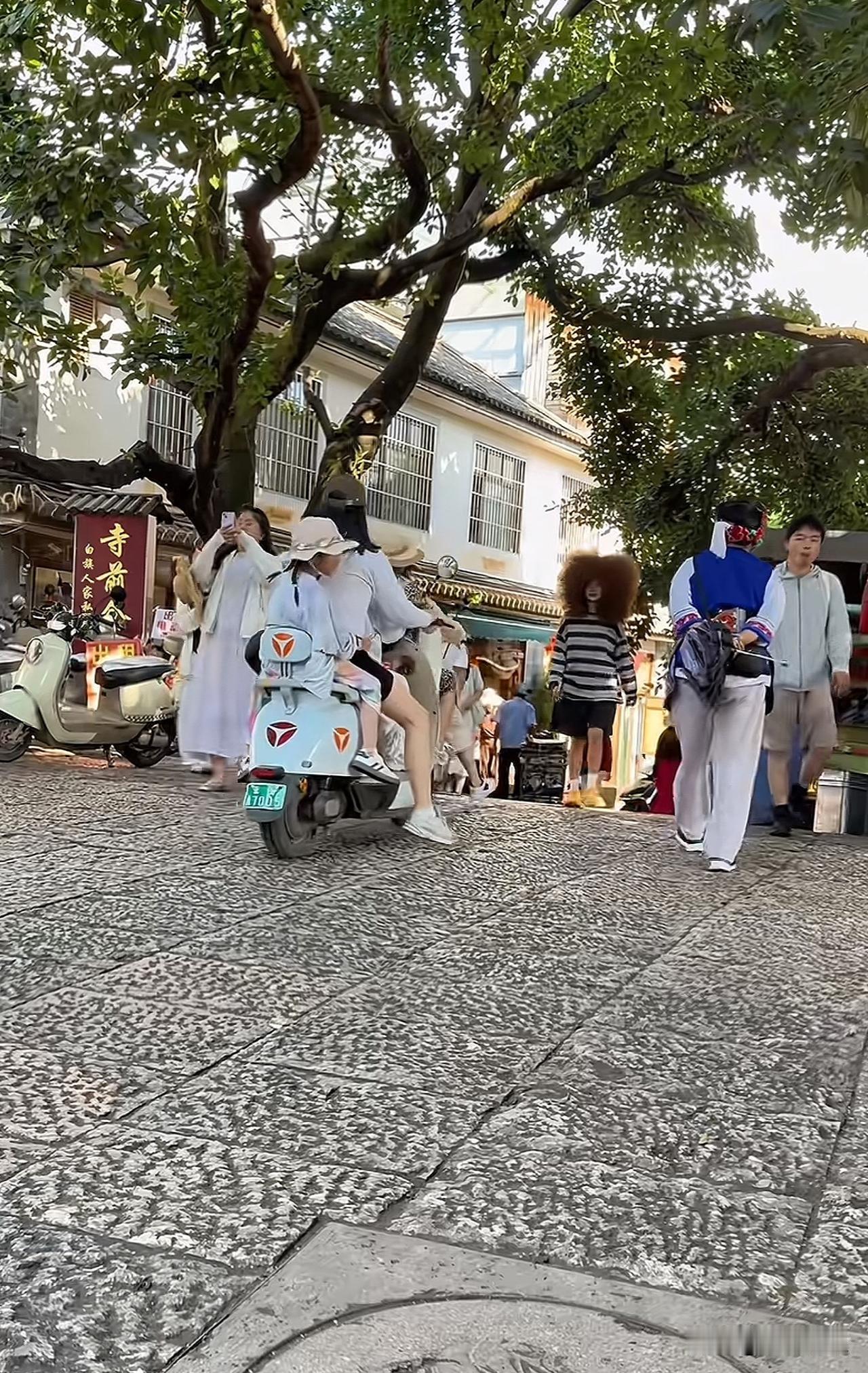 远处走来一个爆炸头，姑娘，发型挺别致呀[呲牙笑]