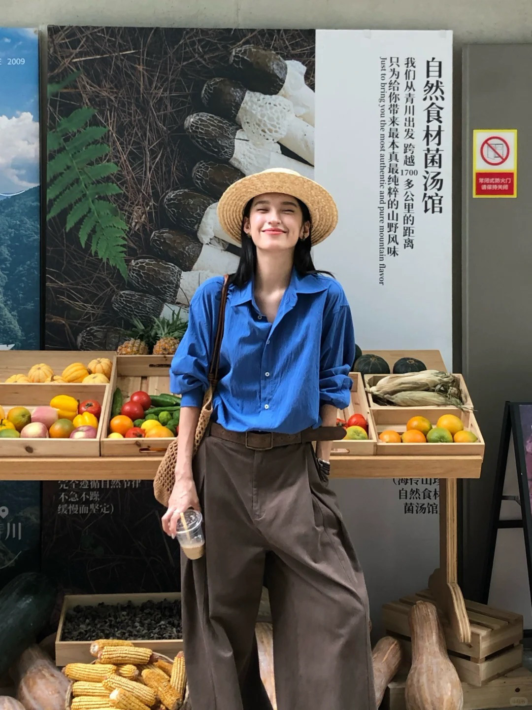 克莱因蓝也太气质显白了！挑选一件克莱因蓝的廓形衬衫，下面搭配一条咖色的阔腿拖地裤，这种偏中性复古风的