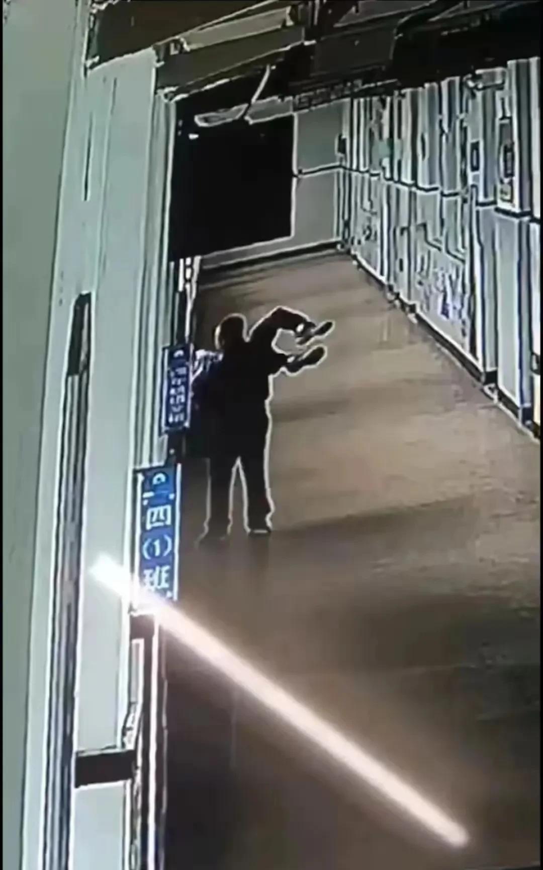 威胁将学生从3楼扔下的教师被行拘！调皮分什么调皮，上课说话，或者之类的，那确实