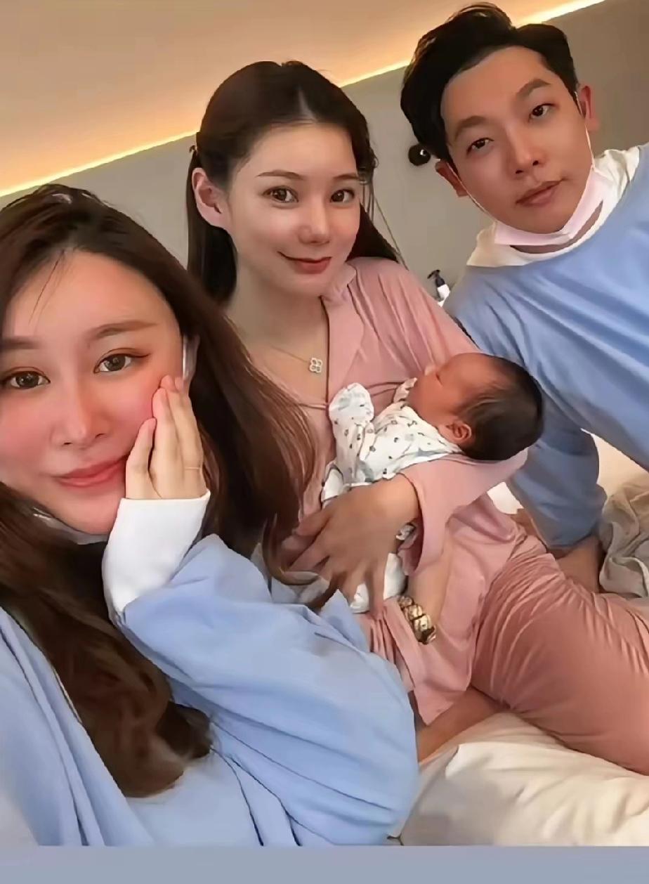 马筱梅在月子中心状态极好！不停地有好友来探望，可见她人缘真好，与好友温馨同框，产