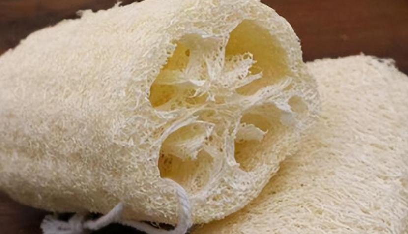 1936年，一农妇在山路上，发现一个的红军战士！当时鄂豫皖山区的树叶都透着肃杀，