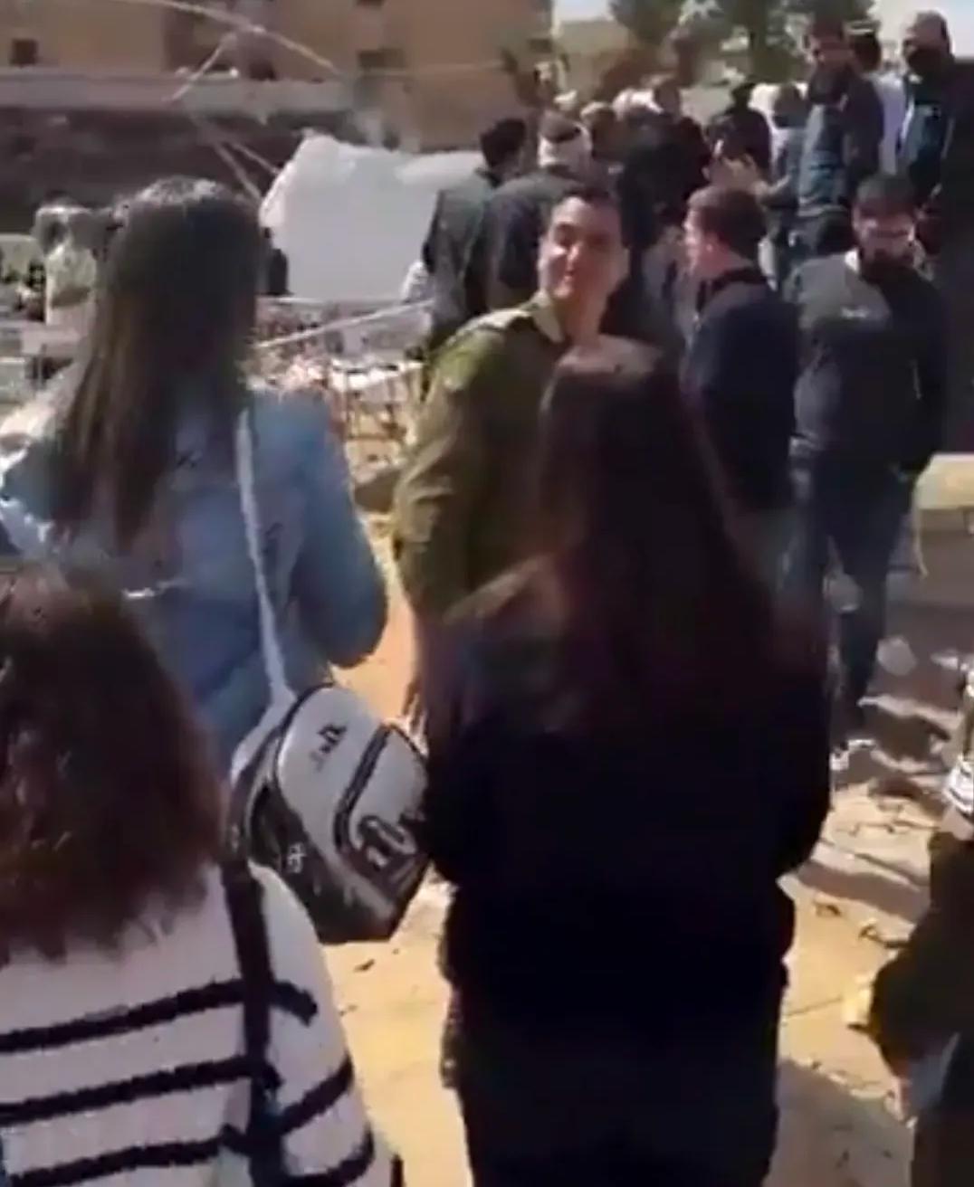 从防空导弹出来的一名以色列军事人员脸上居然充满笑意，这真的很让人想不明白啊！明