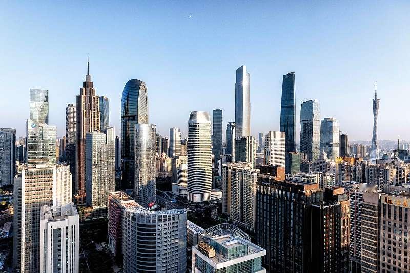 三四线城市的考生。高考一定要往一线城市考。不管从哪个角度看。在一线城市的眼