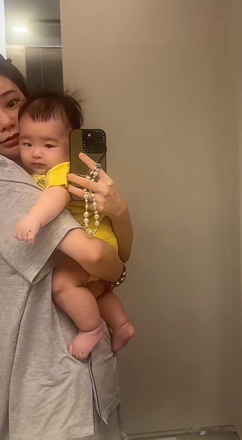 小汪宝太可爱了！马筱梅抱着汪宝照镜子，胖乎乎的小汪宝在妈妈怀里很乖，看着镜子里