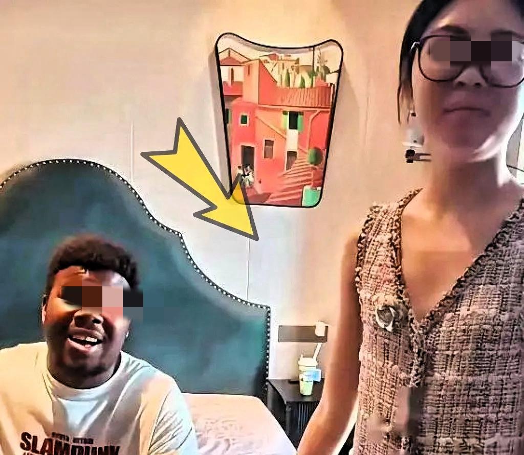 房东提前说得很清楚：只租单身女性，不接外籍房客，女生当场表示认可，临近签约，却提