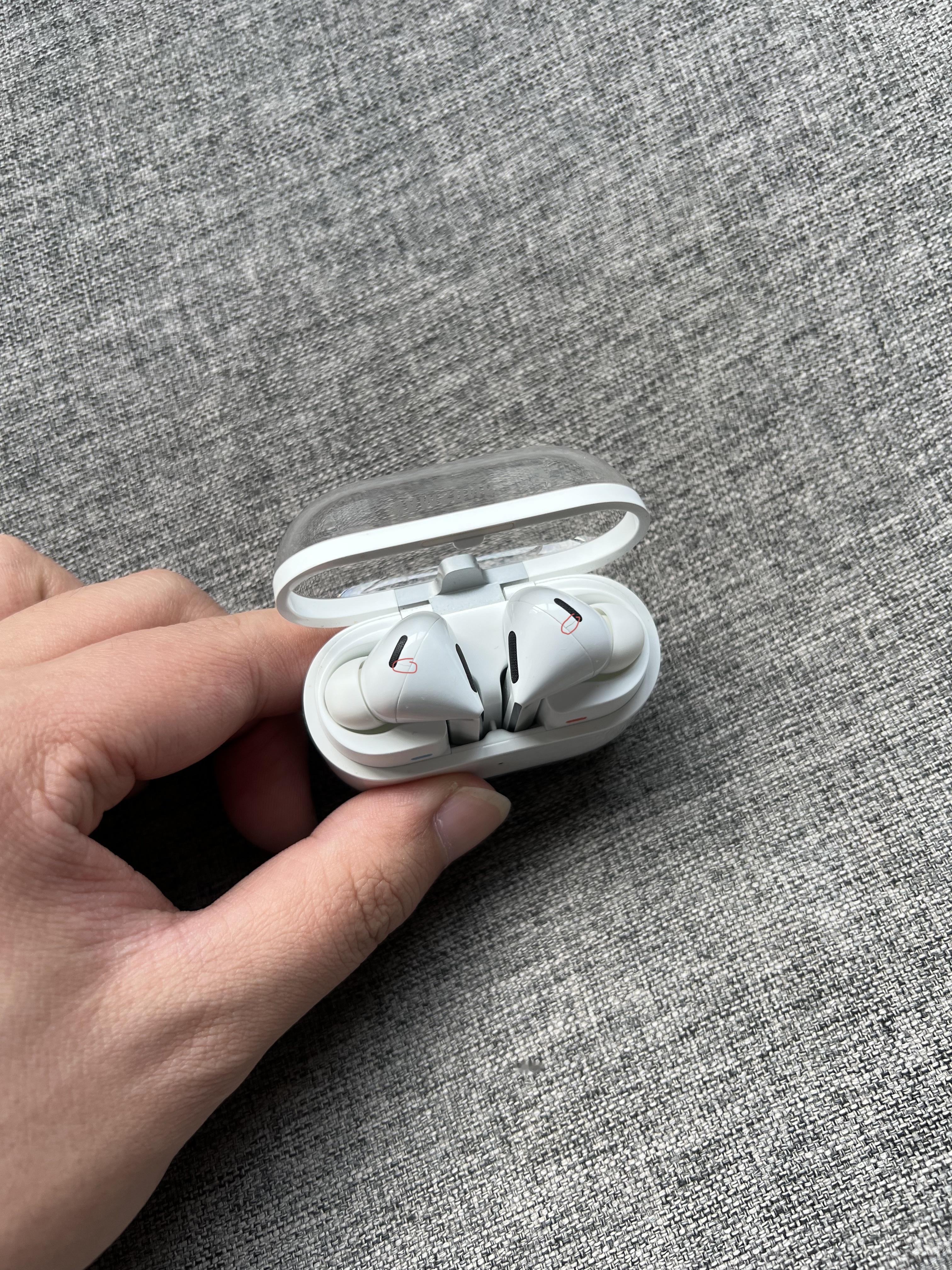 三星GalaxyBuds3Pro黑色，充电盒小划痕，耳机小磕碰掉漆，店保三