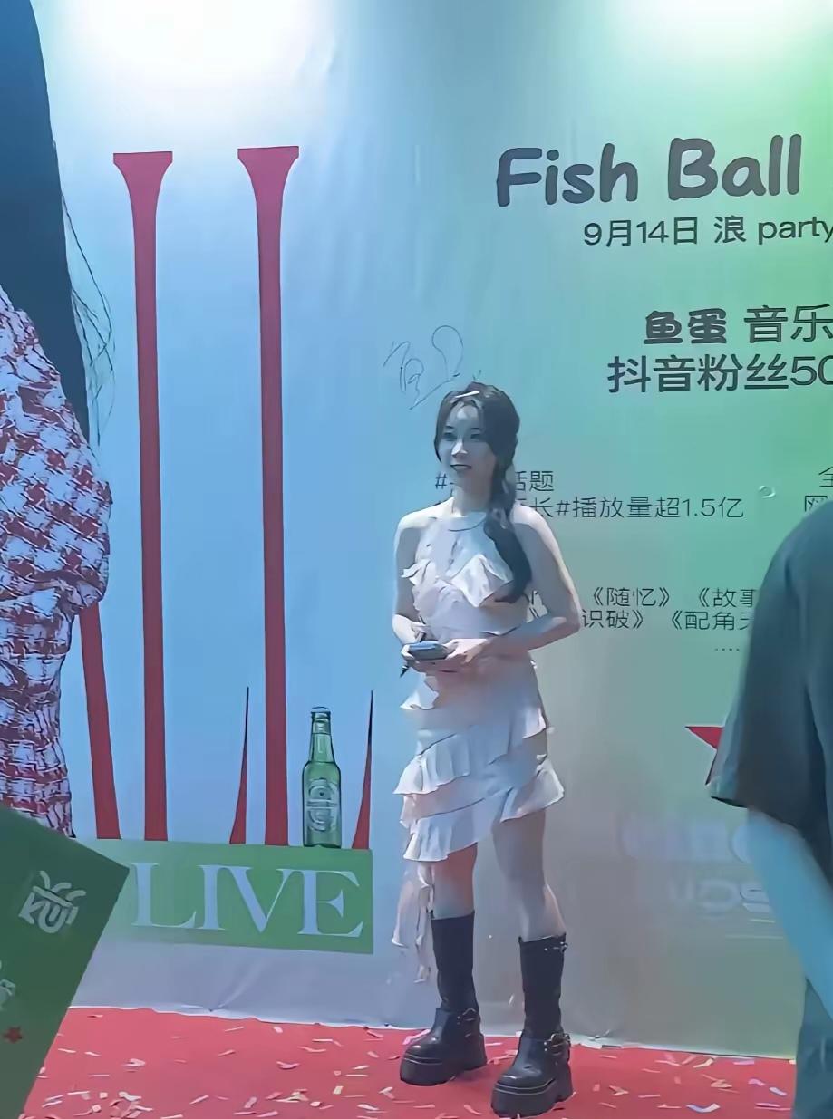 又一个见光死的网红！网红鱼蛋参加线下活动，暴露了真实身材：穿着厚重的增高鞋也遮