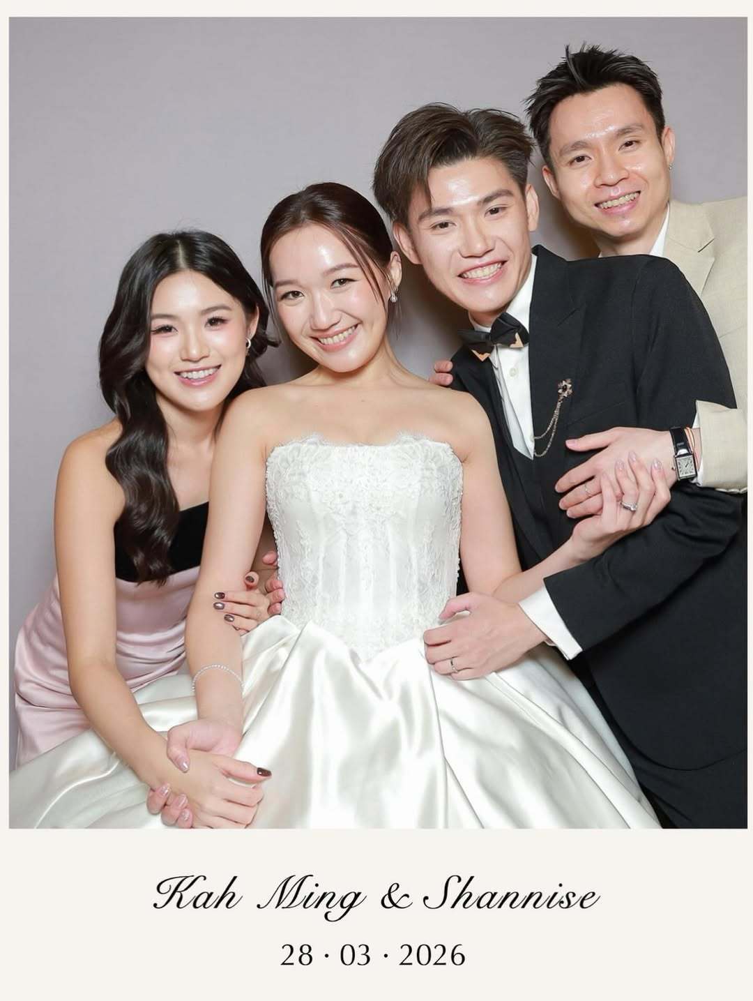 苏伟译小两口参加好友婚礼羽毛球