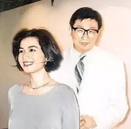 1982年，22岁的钟楚红和周润发在韩国拍戏时，由于脚下打滑，意外失足掉进了河里
