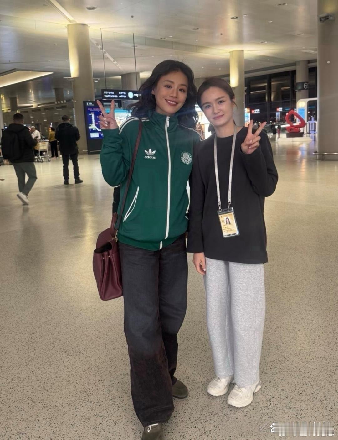 37岁马思纯现身上海机场！真人颜值超能打，身材苗条纤细，长相大气端庄，一身穿搭更