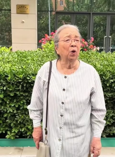 90岁“容嬷嬷”去菜市场给重孙子买吃的，被路人喊了一声“容嬷嬷”，她当场委屈上了