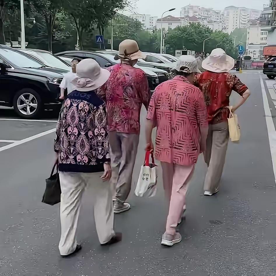 不比不知道，一比高下立现。国内的老太太，大多长相雷同：齐耳白短发，身着花衣，含