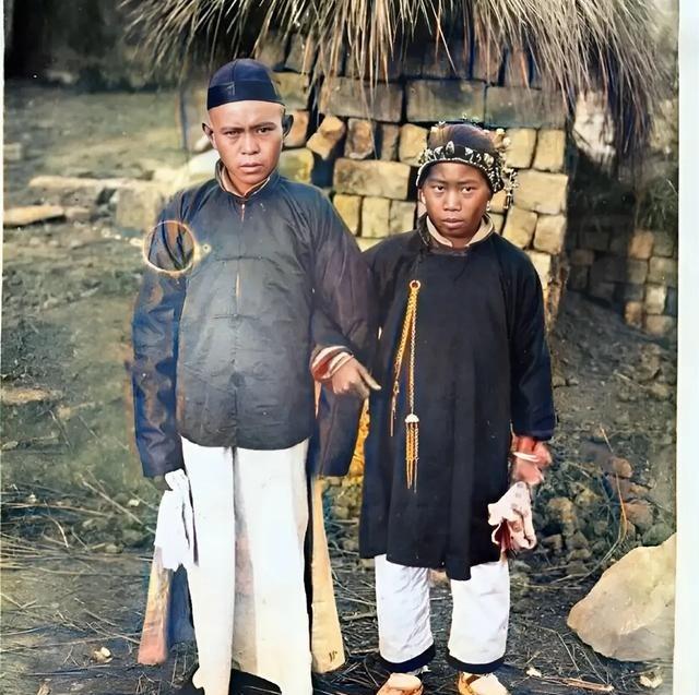 这是在晚清时期，一对新婚夫妻的合影照。照片中的新娘19岁，脚上穿着一双小脚鞋，身